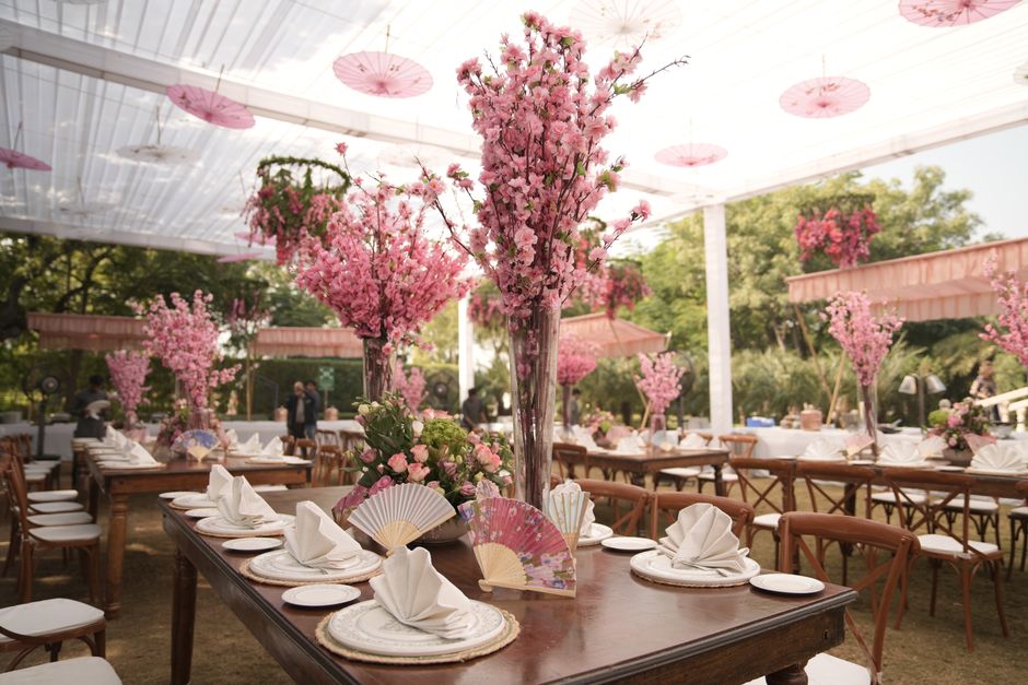 Exquisite wedding table setting decor